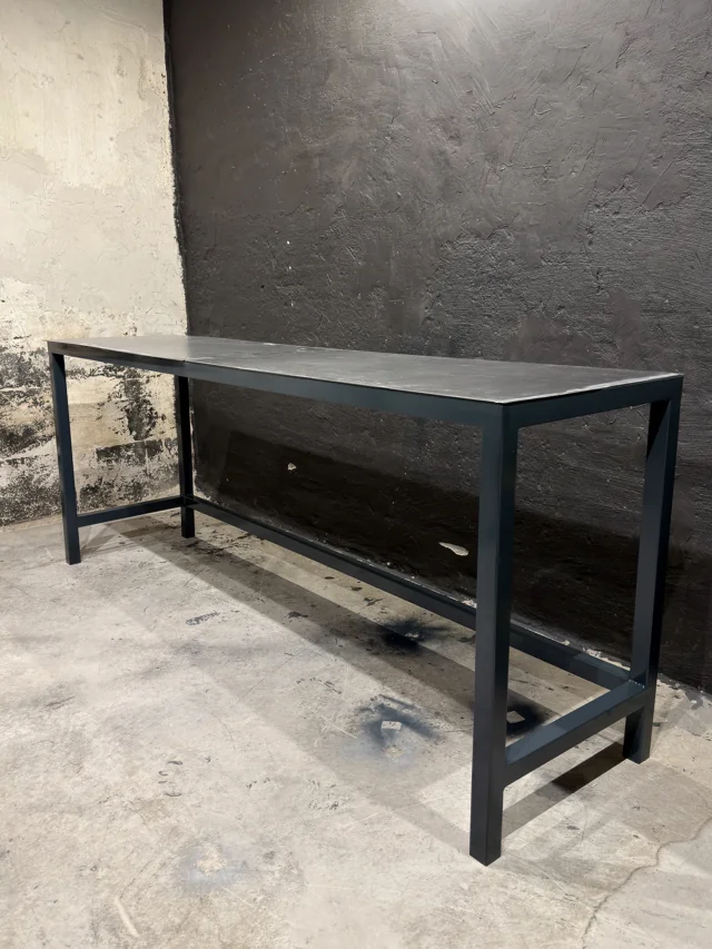 Arbeidsbenk med helsveiset stålramme.